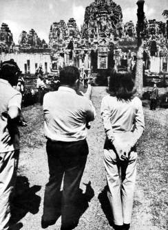 1967-Jackie Kennedy Visit to Angkor Wat (Source: http://www.devata.org/2010/01/angkor-wat-dreams-jacqueline-kennedys-1967-visit-to-cambodia/1967-03-jackie-06/)